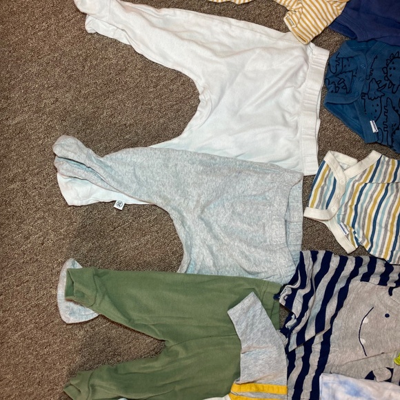 3-6 month clothes - Picture 3 of 5